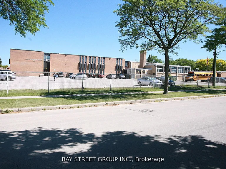 31 Kenton Dr — Photo 5