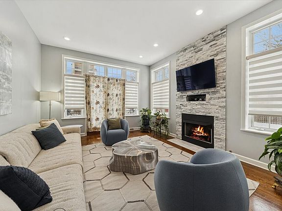 2nd image of 1901 W Armitage Ave APT 1E