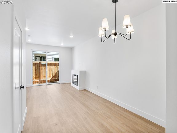 4th image of 6677 N Fessenden St #15