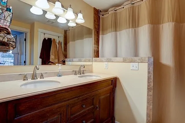 Master bathroom 2