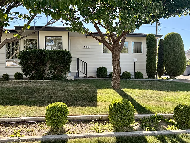809 Birch Ave #B — Photo 2