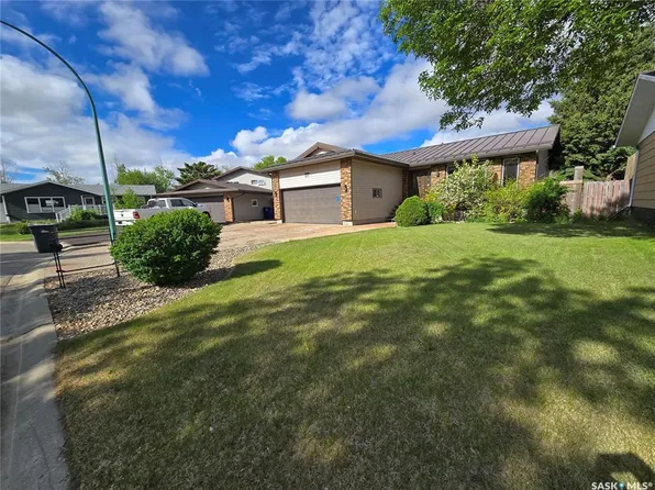 119 MONTGOMERY CRESCENT, Weyburn, SK S4H 2X6