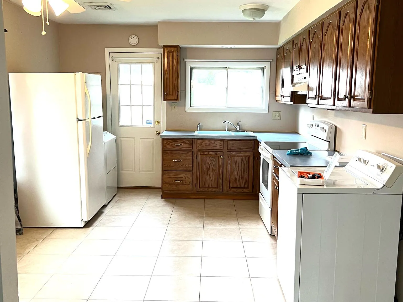 3 bed, 1100 sqft, $1,949 — Photo 3