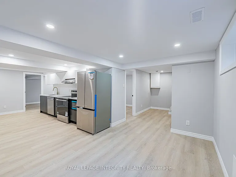 1746 Gage Cres #B — Photo 9