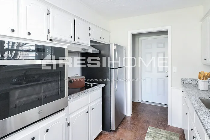 3 bed, 2.0 bath, 1050 sqft, $1,445 — Photo 4