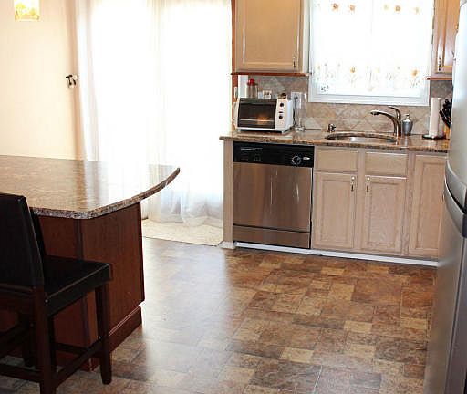4th image of 41 Brook Ave