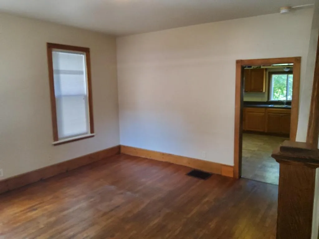 1124 Memorial Ave — Photo 2