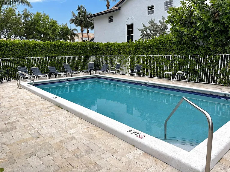 350 SW 8th St #2 — Photo 24