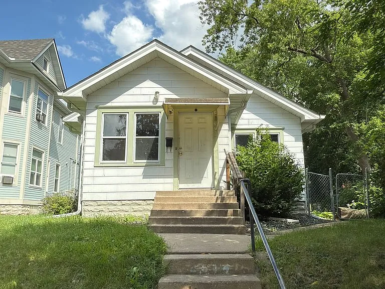 2614 Dupont Ave N — Photo 1