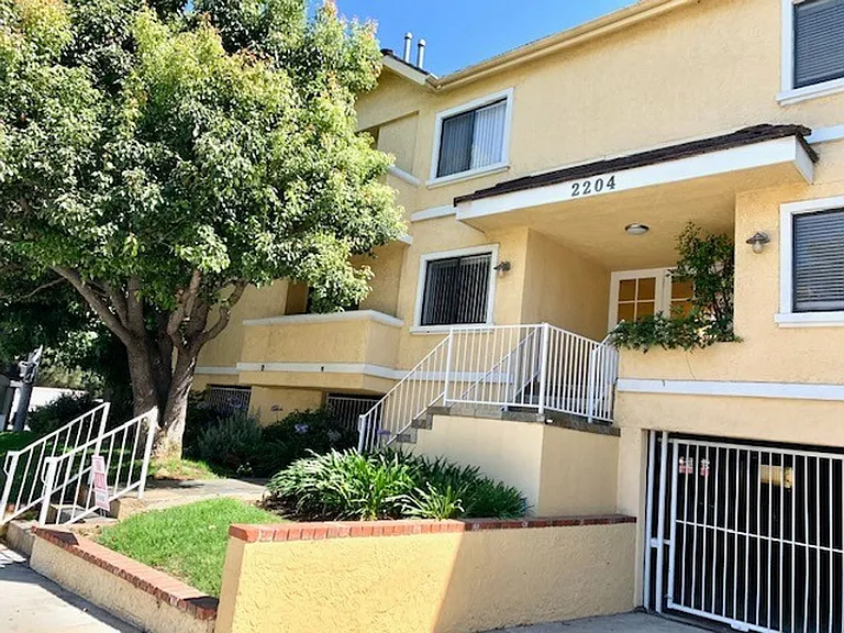 2204 S Beverly Glen Blvd — Photo 12