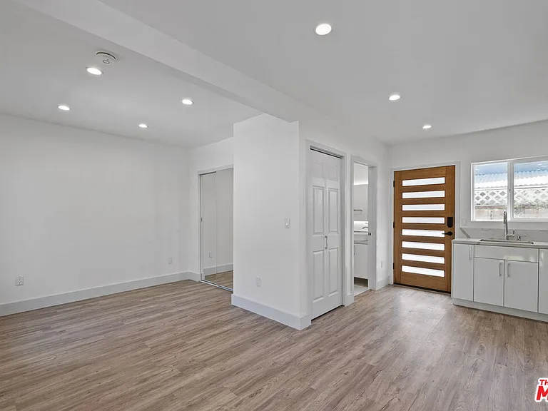 6229 Sylvia Ave — Photo 8