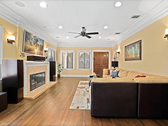 3rd image of 1901 N Berendo St