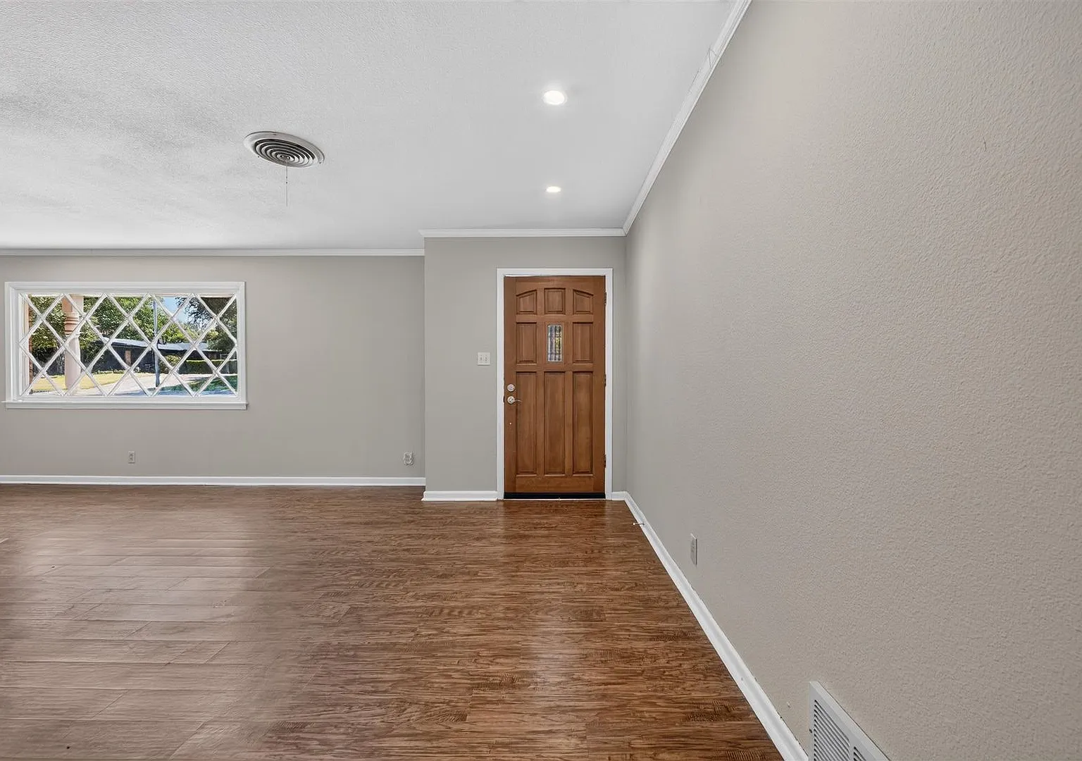 Updated 3 Bedroom With Character. — Photo 4