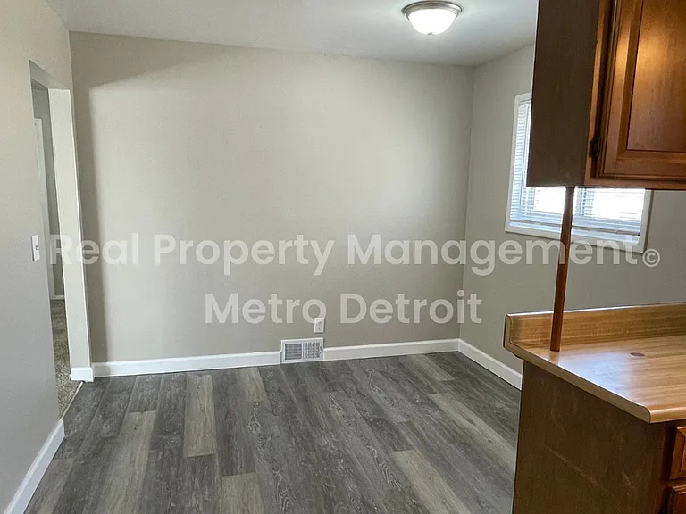 1173 Featherstone Rd — Photo 5