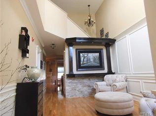 38 Cranberry Cir, Medford, NY 11763