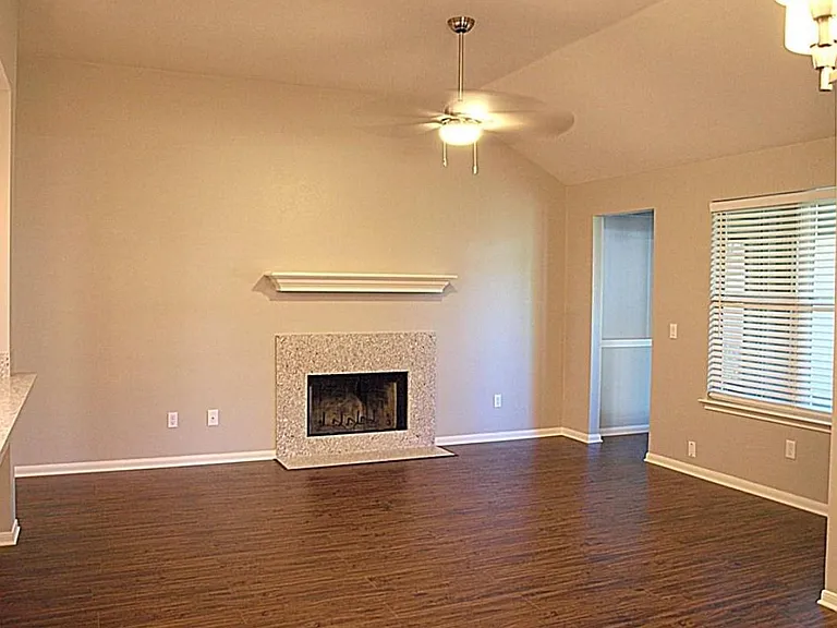 2200 Larston Ln — Photo 6