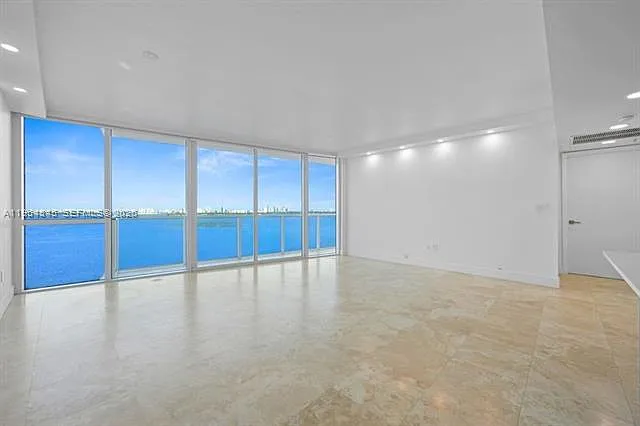 Building Photo - 665 NE 25th St #1502