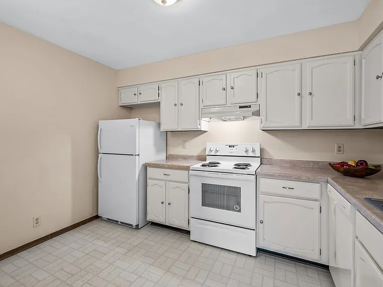 1950 W Good Hope Rd — Photo 10