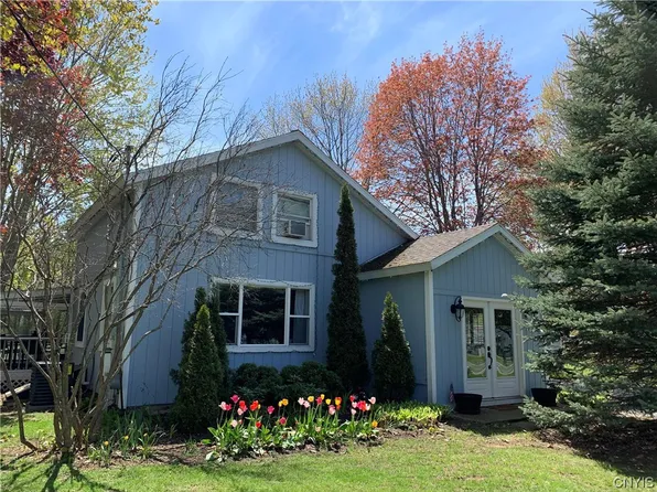 358 Dodge Ave, Sackets Harbor, NY 13685