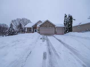 9007 Heatherton Ridge Dr, Savage, MN 55378