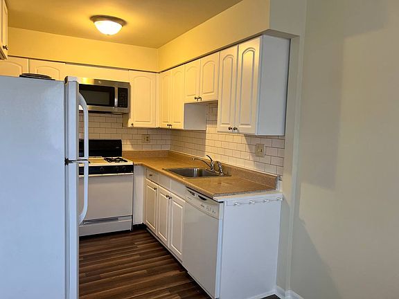 3rd image of 10043 Jeanes St Floor 2
