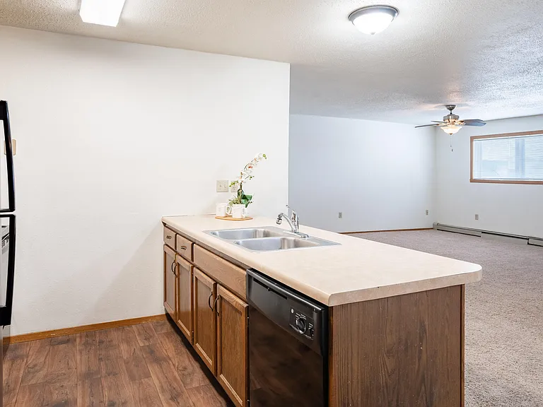 Fargo, ND Cedars 4 Apartments | 21B | Kitchen
