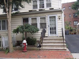 16 Pearce Pl, Great Neck, NY 11021