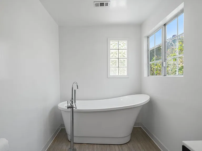 4733 Ambrose Ave — Photo 21