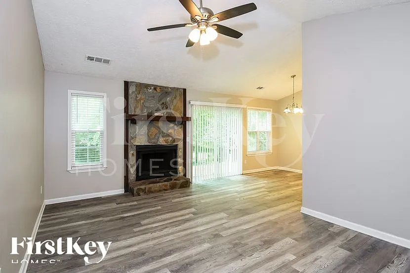 3 bed, 2.0 bath, 1260 sqft, $2,290 — Photo 2
