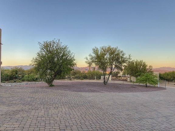 003_Front Courtyard View