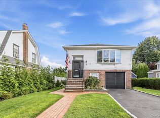 16 Netz Pl, Albertson, NY 11507