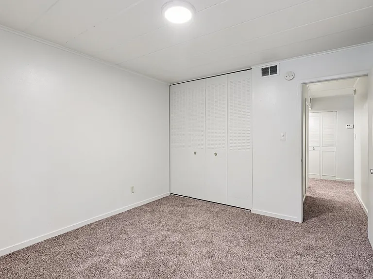 Roberta Gardens Apartments — Photo 9