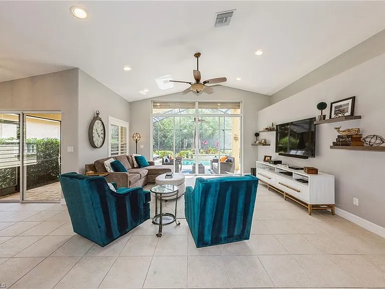 2438 Butterfly Palm Dr — Photo 2