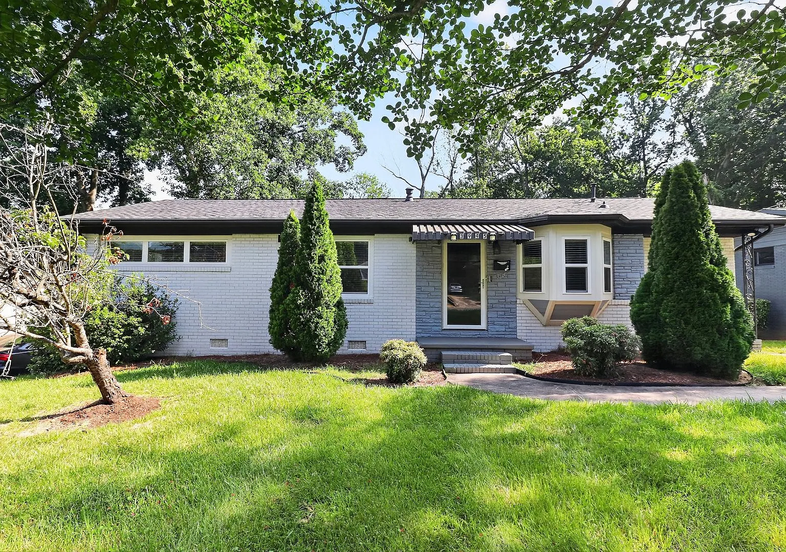 Beautiful 3 Bedroom Home Near Plaza Midwood! — Photo 1