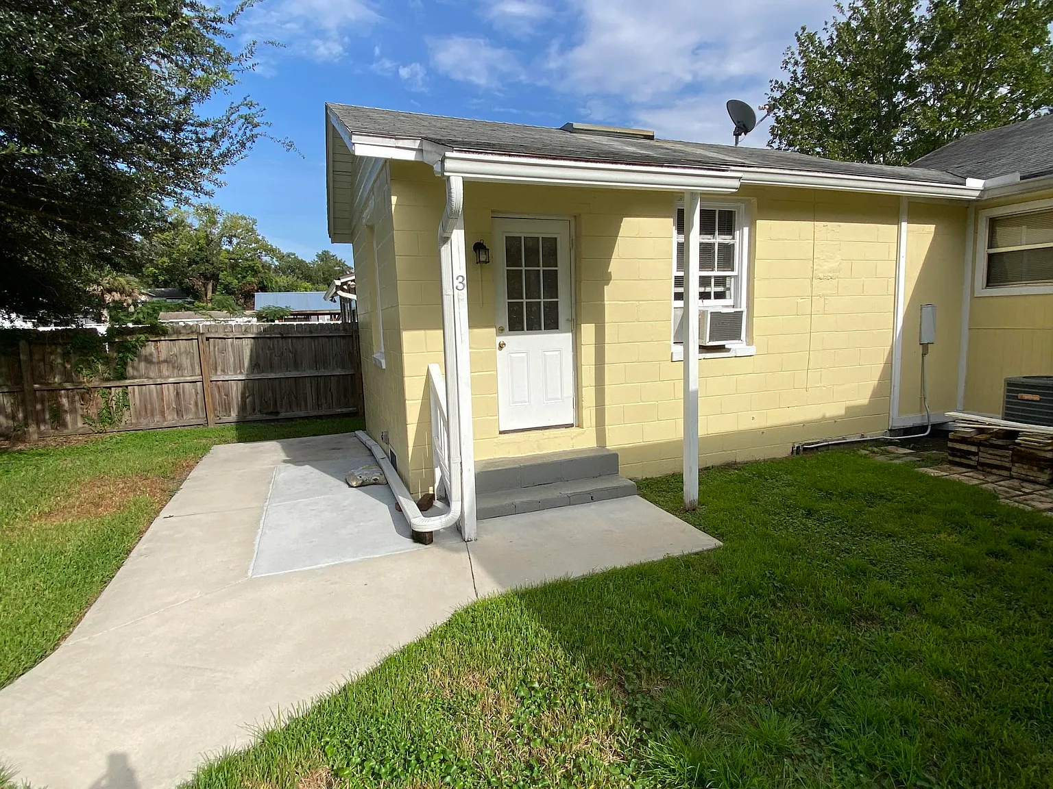 1 bed, 1.0 bath, 336 sqft, $800 — Photo 1