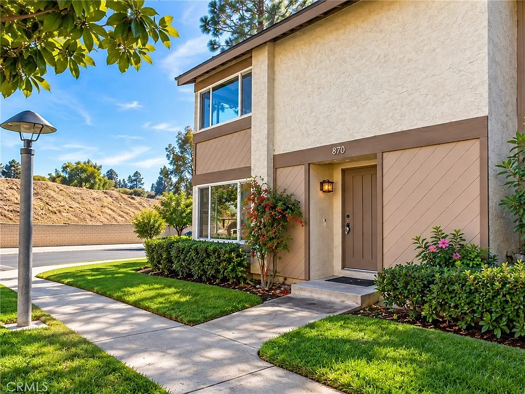 3 bed, 2.5 bath, 1276 sqft, $3,600 — Photo 2