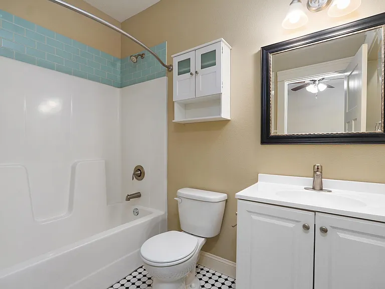 1040 E Walnut St #D — Photo 14