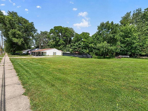 3rd image of 2816 S Locust Rd
