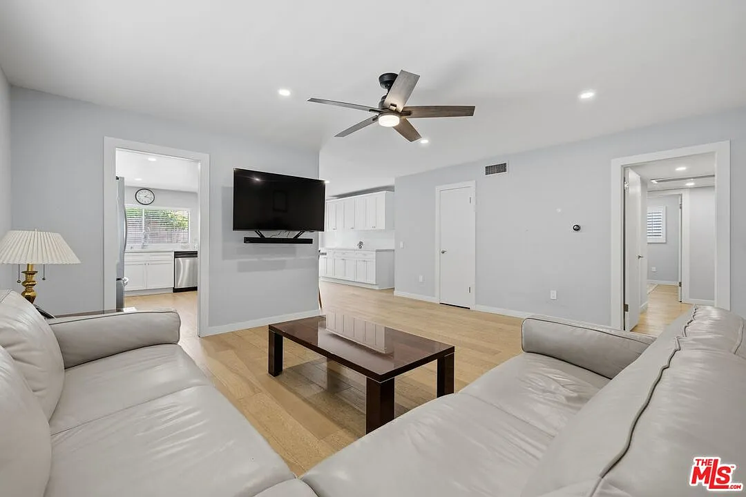 3 bed, 2.0 bath, 1798 sqft, $5,995 — Photo 2