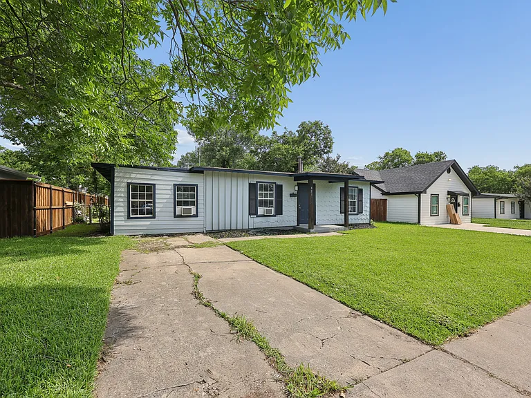 821 Travis St — Photo 2