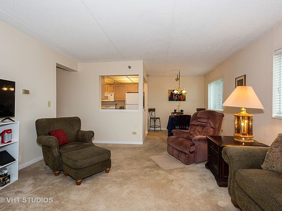 3rd image of 1 Bloomingdale Pl APT 818