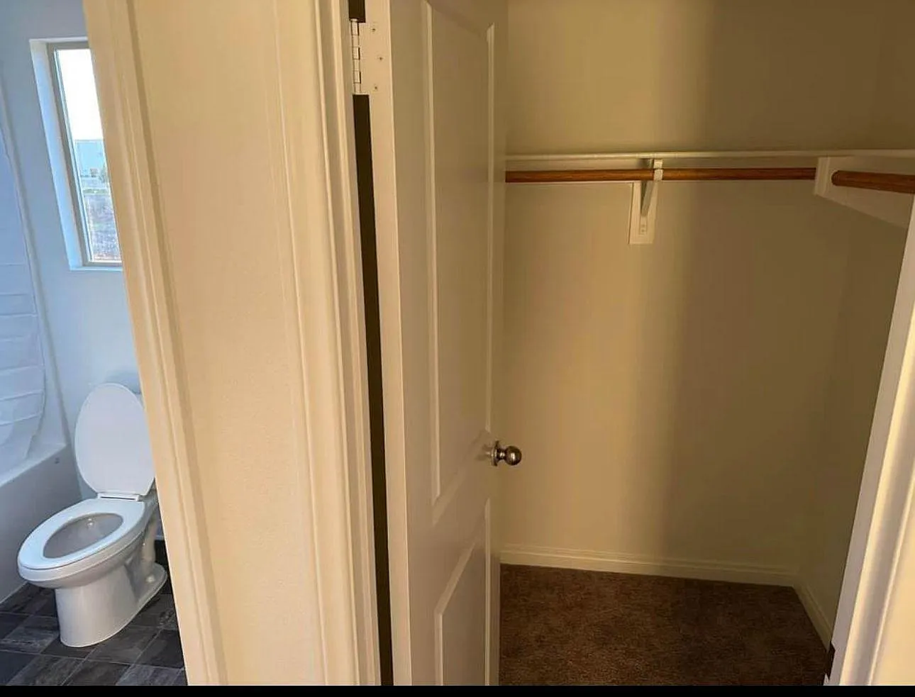 3 bed, 3.0 bath, 2801 sqft, $1,434 — Photo 2
