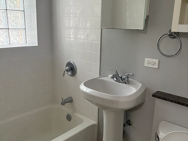 1347 W Eddy St #204 — Photo 8