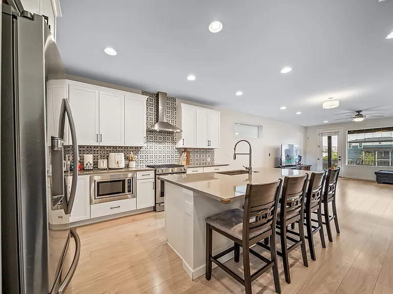 Kitchen & Dining