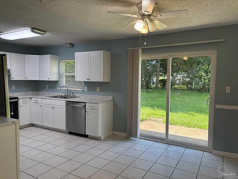 3255 Maplewood Dr — Photo 4