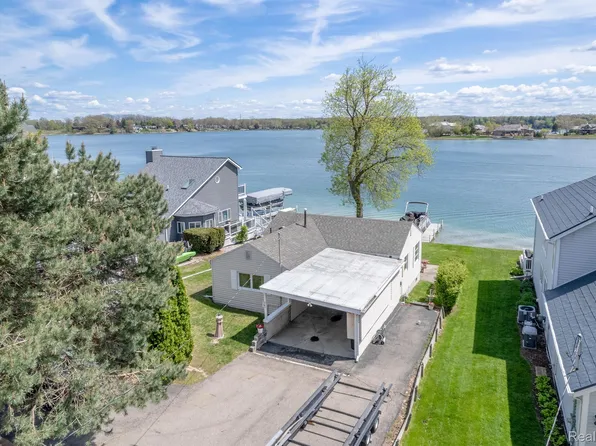 15235 Marl Dr, Linden, MI 48451