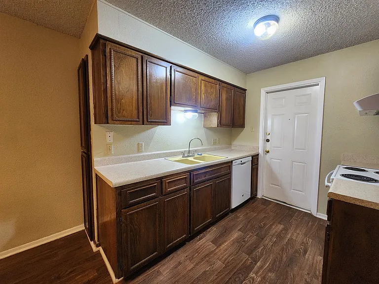 317 Briarwood Dr — Photo 12
