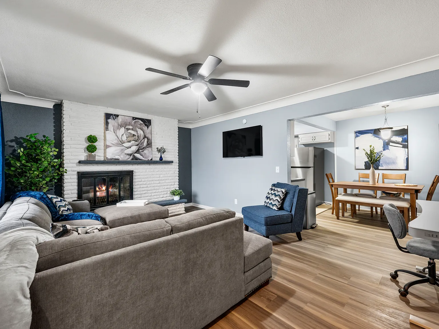3 bed, 1000 sqft, $1,700 — Photo 2