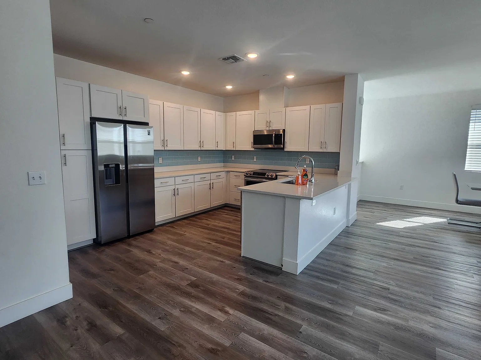 2 bed, 1362 sqft, $2,700 — Photo 3