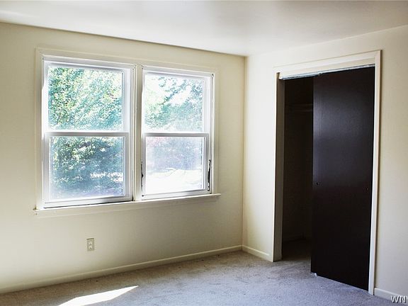 4th image of 140 Ayrault Dr